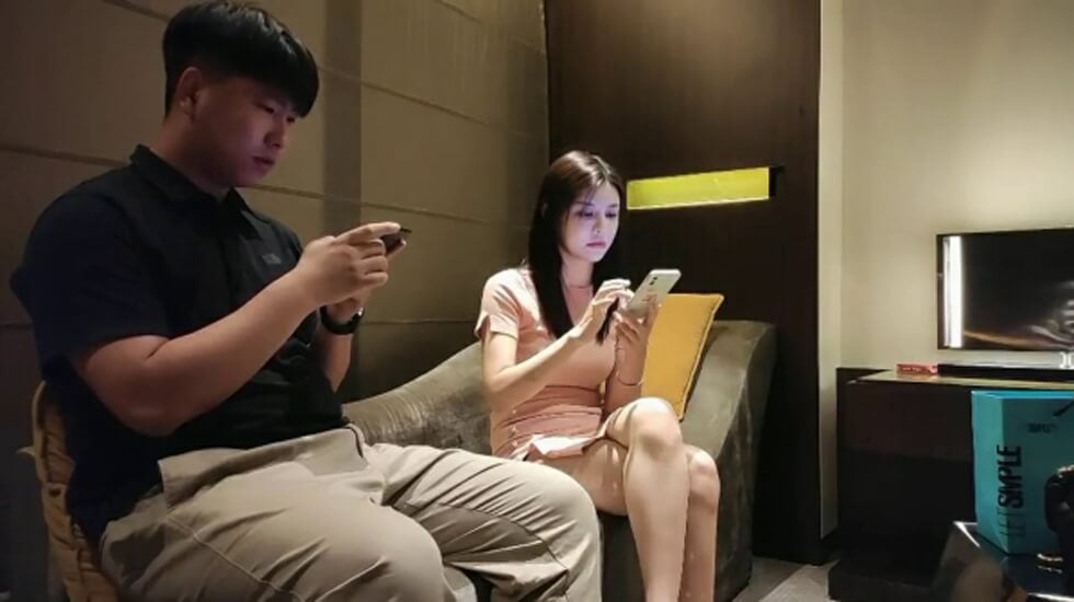 【77】最新流出 夜总会酒吧绿光系列后拍小姐尿尿 一晚上了四次厕所的包臀裙高跟鞋靓妹龙王吐水 21V)