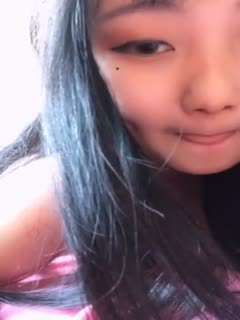 『父女乱伦』父女二人独处酒店女儿突然蹲在父亲面前想吃鸡巴。