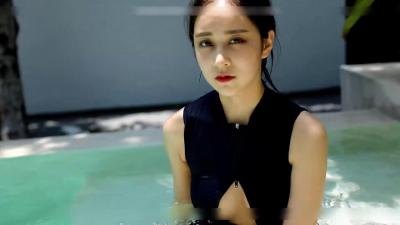 良家骚女，电瓶车接上去她家操逼，换上吊带睡衣，一下扑倒开操