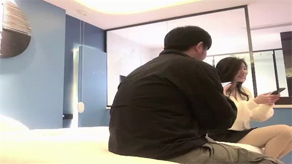 冒著風險縫隙中高畫質偸拍鄰居白領姐姐洗香香身材還不錯陰毛挺多的洗的很仔細