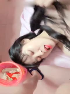 淫妻 找來體育生肌肉男 被無套輸出 配合各種姿勢爆操 騷叫不停 享受逼逼帶來的極致快感 最後獎勵了內射