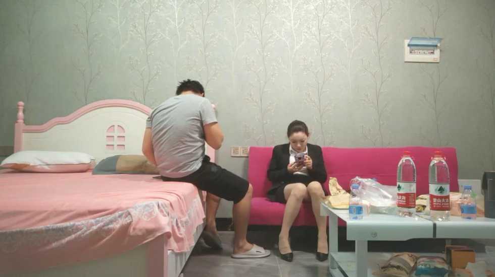 出差阿姨并木塔子的同居激情夜，工作后汗水浸湿的肉感丝袜让我彻底失控 ROE392