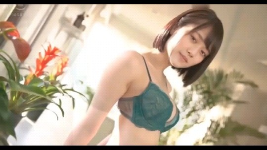 180 3:08:41HD【洛洛】最新住在公寓的一对大学生情侣上午就开始打炮，窗前一边欣赏楼下风景，一边插，女朋友身材很好！