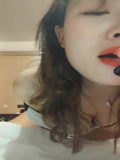 【嫂子海角】嫂子在阳台晒太阳，把鸡吧凑到嫂子跟前塞进她嘴里，按在落地窗前爆操