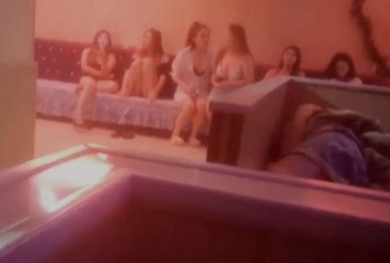 女王阿姨调教男大肉棒脚踩细狗榨精身体都快吃不消了 A片