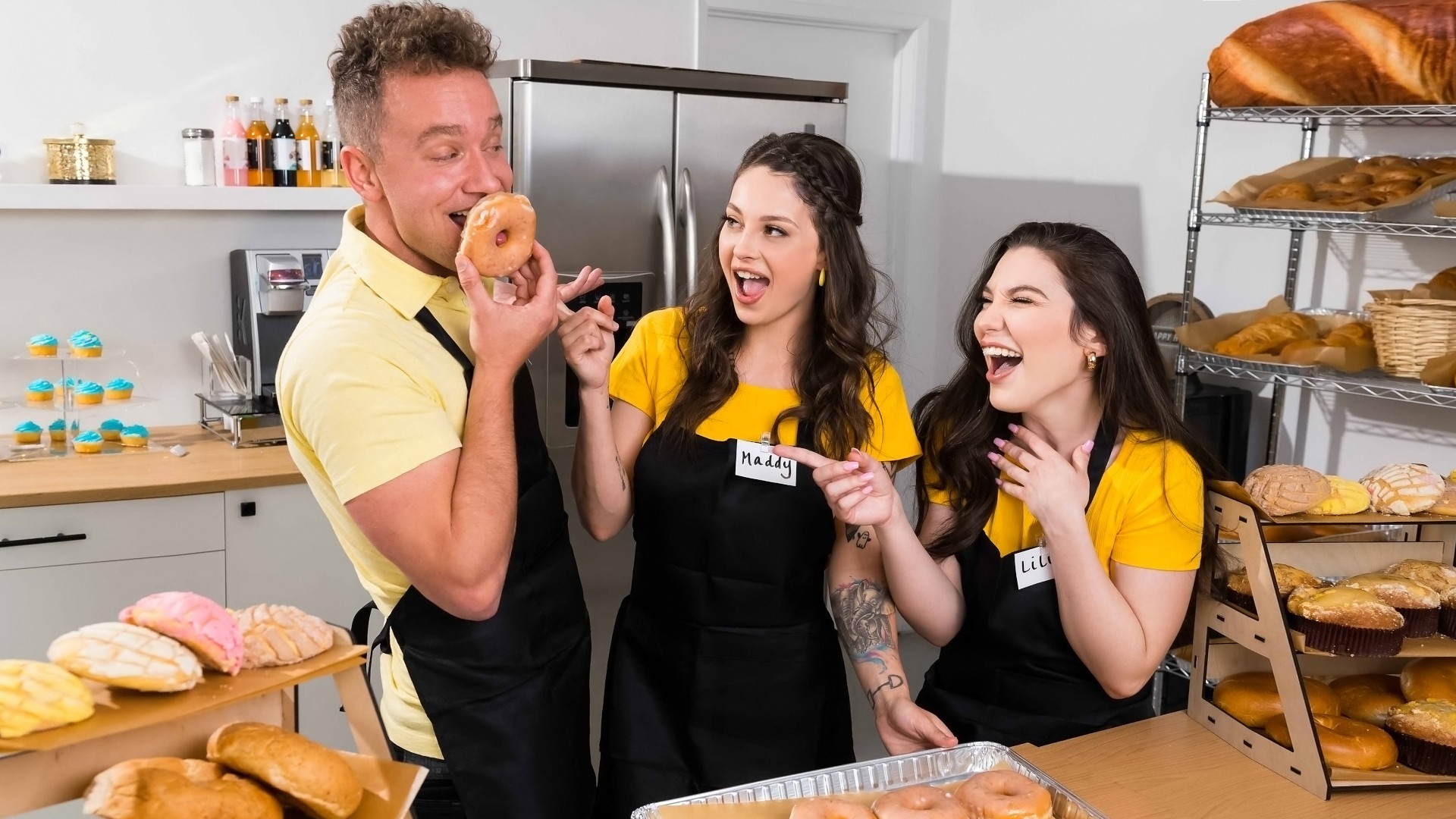 新婚人妻背夫玩3P 双洞齐开内射喷水 A片