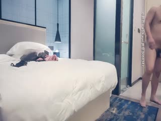 【兄妹乱伦】妹妹的小穴太嫩了，可爱妹妹足交把哥哥弄射精，只能自己玩弄小穴