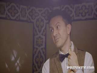 一個無良的教練吞噬了一個沮喪的大屁股妻子，她因為被迫穿透明緊身褲而尷尬地弄濕了內衣。