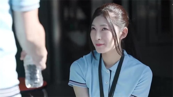 躺在地上接受主人的丝足踩踏足交调教，攒了几天的精液喷出了一米远！