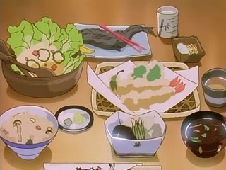 公开调教四个母狗，后面一群男人在欢呼。其中一条狗奶超大