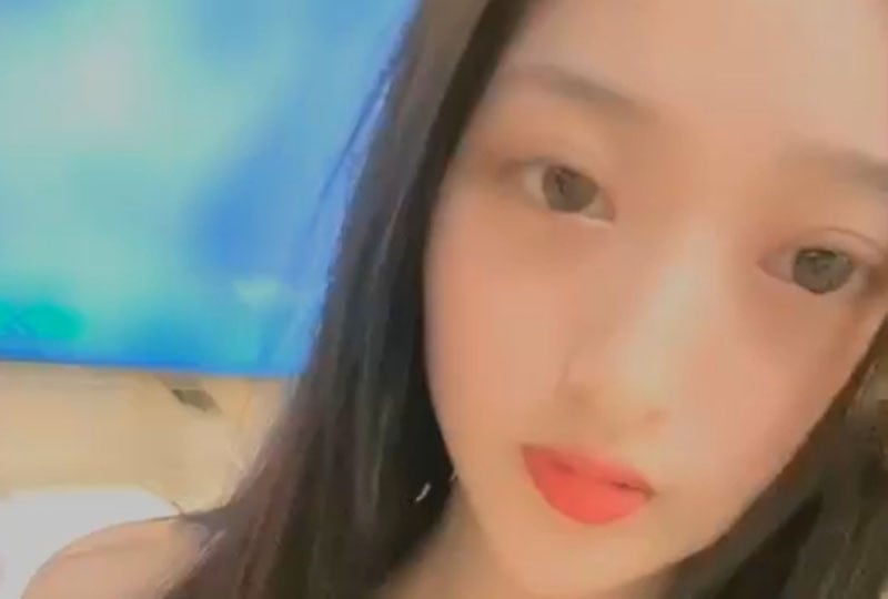 英文字幕 ADN680 一位已婚女性舔吮并吮吸公公的身体，江比崎青