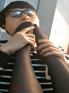 隔壁人妻的美腿按摩師，在自家經營的美容沙龍裡，被濕透的絲襪挑逗勃起後，被她用神技腳技玩弄到不斷射精。 美園和花 LULU351