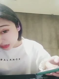 宾馆约炮小魔女，红酒洗鸡巴后才愿意无套口交，身材娇小，女神的颜值，插入后反应很大