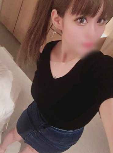 原配小三当街互殴名场面 激烈扭打互相撕扯 衣服扒光露出雪白肉体 彪悍战斗力引得路人围观！