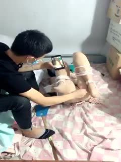 【年轻的刺青帅小伙】约炮黄发拽妹给换上开档黑丝各种体位玩一遍