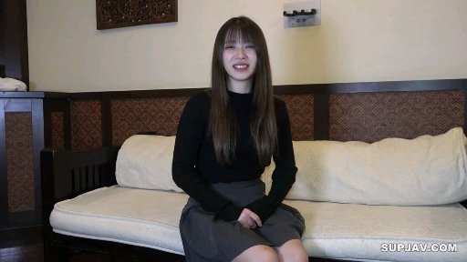 【露出勾引】户外瑜伽，勾引陌生男人帮忙自慰，被人看见