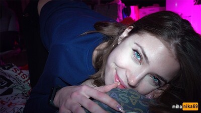 『淫娃娜娜』户外勾搭老大爷偷操啪啪口交跪舔当益壮J8还挺硬