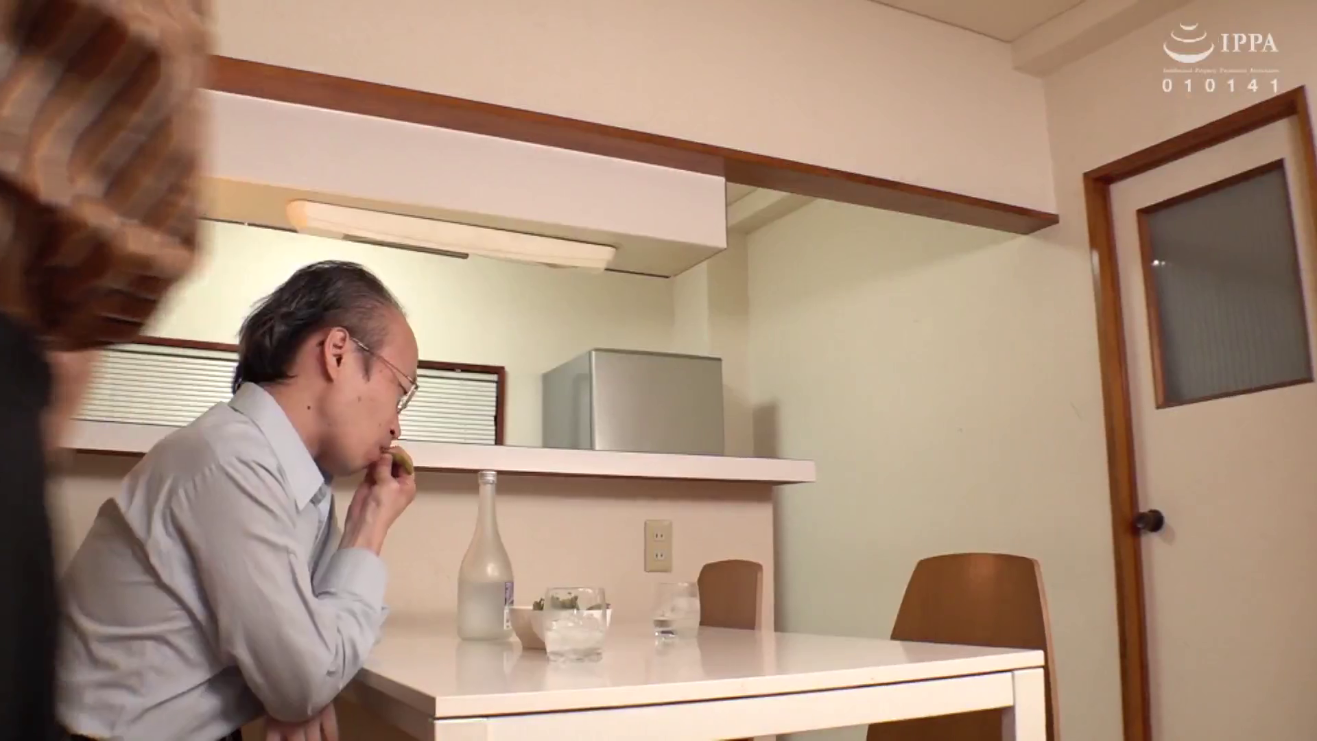 洛洛幻想屋真实记录上门当鸡一天 高铁上被摸大腿 欲火难耐还想车震 猥琐大叔酒店3P嘴穴被肉棒塞满 ！