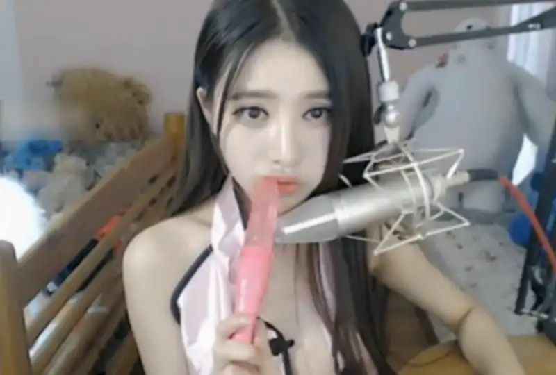 韩国爆奶少女 孙乐乐 大尺度写真 变身牛奶女孩玩浴室诱惑 白液淋满玉体 巨乳肥臀让人心动！