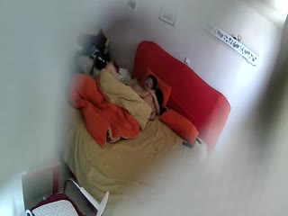 女厕全景偷拍高颜值美女透明薄丝内裤里的不明液体