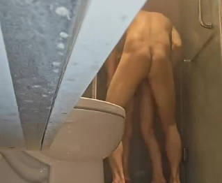 海角社区.老爸出去了趁妈妈洗澡溜进浴室把她操爽了还有点小配合