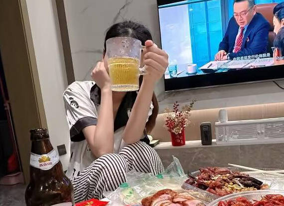 海角社区.把老妈灌醉看到老妈今天穿得好少忍不住就强奸了她